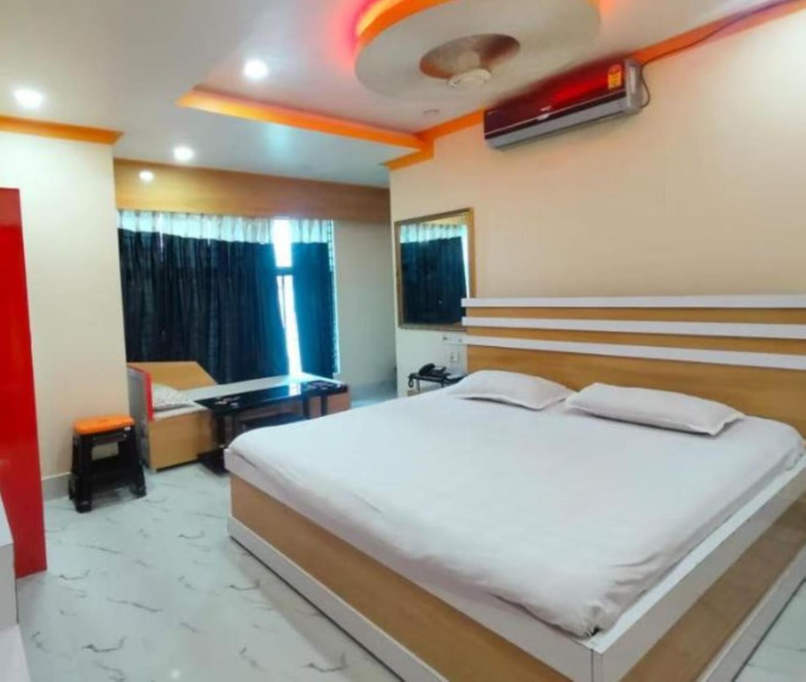 Anurag Palace Best Hotel In アガルタラ エクステリア 写真